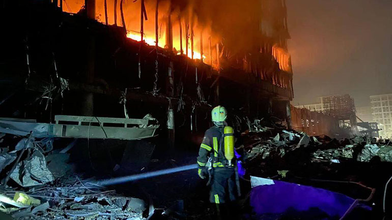 Ουκρανία: Τουλάχιστον έξι οι νεκροί από τον βομβαρδισμό σε εμπορικό κέντρο του Κιέβου